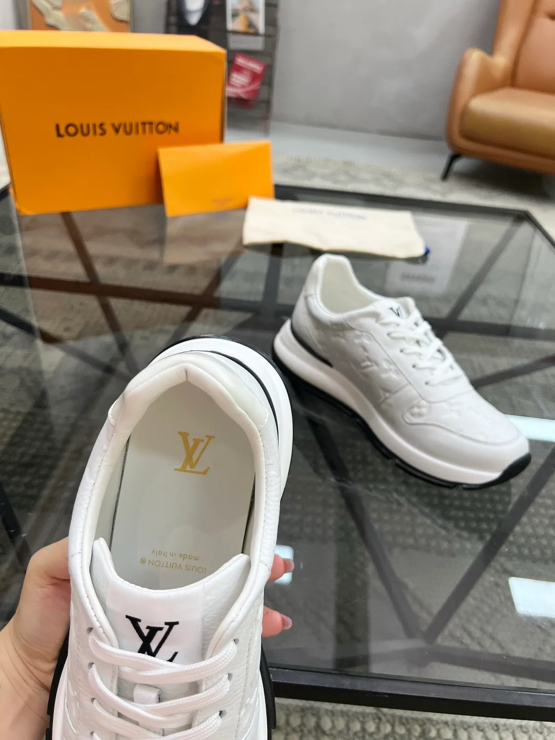 Factory price: 480💰LV🔍Top purchasing agent🇮🇹 Road Street God's new sneakers are coming and are available at counters simultaneously. Original factory configuration, original cowhide fabric imported from Italy, high-quality embossed splicing complex process, sports trendy person, imported water-dyed sheepskin lining, soles: Wang Yuan factory specially provides original soles, super comfortable, original factory single goods 🔍🔍High quality, you can enter and leave the counter at will, welcome to compare and synchronize with the counter, code number 38-44, customized 45